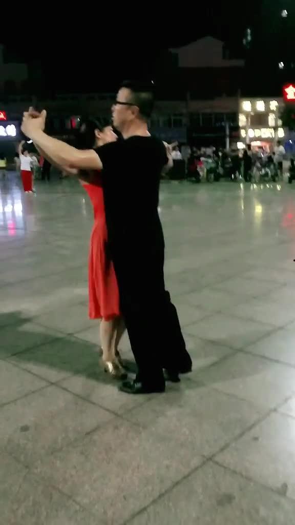 跳舞慢四步视频教学,跟随视频轻松入门